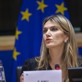 La justice belge a autorisé jeudi l'ancienne journaliste de 44 ans à retirer son bracelet électronique et l'a libérée de son assignation à résidence dans l'attente de son procès pour corruption.